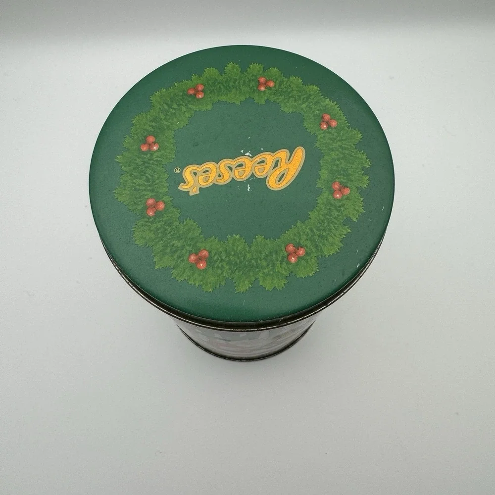 1993 Hershey Reeses Peanut Butter Cup Winter Christmas Santa Metal Tin‎ Vintage